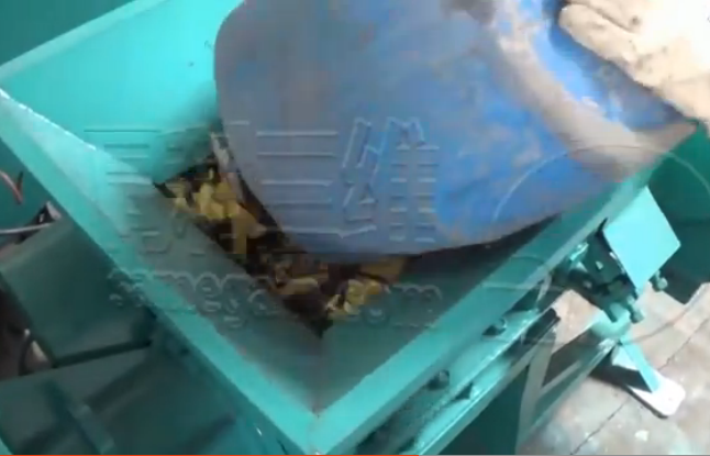 蓝色化工桶油壶塑料包装盒用四轴撕碎机洛阳同利三维破碎设备公司